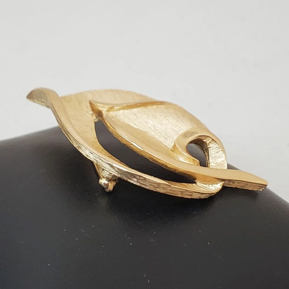 Vintage Crown Trifari Brushed Gold Tone Mid Century Modern MCM Leaf Brooch 1950s